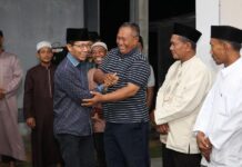 read news – Amsakar Achmad Hadiri Halal bihalal Warga RW 021 Perumahan Bida Asri 3 Wakil Walikota Batam Amsakar Achmad (kiri) menghadiri Halal bihalal dan Silaturahmi antar Warga RW 021 Perumahan Bida Asri 3 di Masjid Mambaul Hikmah, Nongsa, Senin (2/5/2023). (Foto : abyaqsa ramadan -batamtv.com)