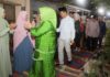 read news – Batam Jadi Kota Percontohan Pembangunan bagi Daerah Lain Wagub Kepri, Marlin Agustina (baju hijau) diikuti HM Rudi Walikota Batam saat menghadiri Sholawat Nariyah dan Malidur Rasul sekaligus Halal Bihalal Idul Fitri 1444 H Bersama Warga Oma Batam Center di Perumahan Oma Batam Center Blok A3 No 23, Senin (1/5/2023) malam. (Foto : muhammad amin - batamtv.com)