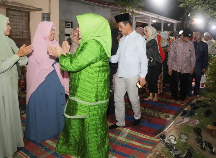 Wagub Kepri, Marlin Agustina (baju hijau) diikuti HM Rudi Walikota Batam saat menghadiri Sholawat Nariyah dan Malidur Rasul sekaligus Halal Bihalal Idul Fitri 1444 H Bersama Warga Oma Batam Center di Perumahan Oma Batam Center Blok A3 No 23, Senin (1/5/2023) malam. (Foto : muhammad amin - batamtv.com)