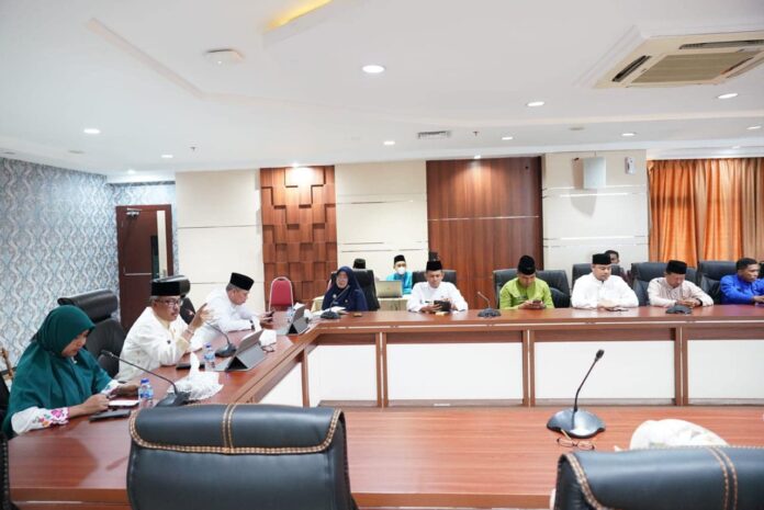 Jefridin dalam Rapat Koordinasi Pelaksanaan Verifikasi Data P3KE Kota Batam kemarin yang dihadiri Asisten Pemerintahan dan Kesra, Yusfa Hendri dan Camat serta Lurah se Kota Batam. (Foto : abyaqsa ramadan - batamtv.com)
