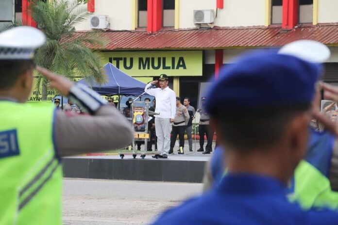 (Foto muhammad amin - batamtv.com) Walikota Batam HM Rudi saat menjadi inspektur apel deklarasi pencegahan kebakaran hutan dan lahan (Karhutla) di Mako Polresta Barelang, Kamis (4/5/2023). (Foto muhammad amin - batamtv.com)