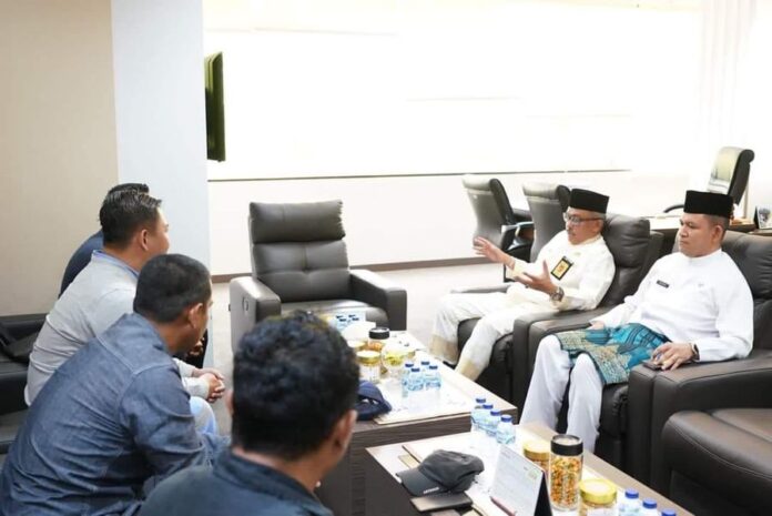 Setdako Batam Jefridin saat menerima kunjungan silahturahmi dari Komunitas Olahraga Batam Predator Elite, Selasa (02/05/2023). Pertandingan persahabatan antara tim Predator Elite dengan Tim Mini Soccer dari Pemerintah Kota (Pemko) Batam bakal digelar dalam waktu dekat. (Foto abyaqsa ramadan- batamtv.com)
