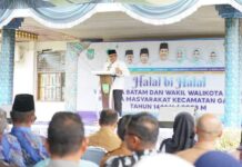 read news – Jefridin Ajak Warga Galang Dukung dan Doakan Pembangunan Berjalan Lancar Setdako Batam, Jefridin bersama masyarakat Kecamatan Galang di acara silaturahmi dan halal bihalal dengan jajaran OPD Kota Batam, di Halaman Kantor Camat Galang Selasa (9/5/2023). (Foto : muhammad amin - batamtv.com)