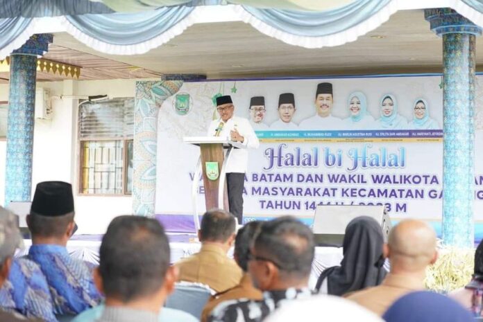 Setdako Batam, Jefridin bersama masyarakat Kecamatan Galang di acara silaturahmi dan halal bihalal dengan jajaran OPD Kota Batam, di Halaman Kantor Camat Galang Selasa (9/5/2023). (Foto : muhammad amin - batamtv.com)