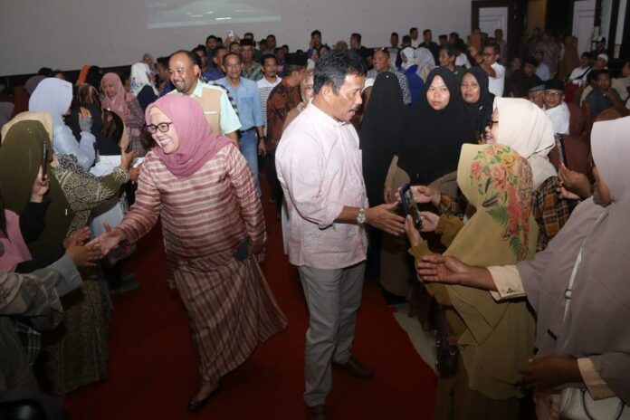 Walikota Batam HM Rudi (Kanan) dan Wagub Kepri Marlin Agustina Rudi saat menhadiri halal biuhalal bersama warga Bengkong . (Foto : abyaqsa ramadan - batamtv.com)