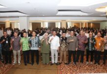 read news – Kelompok Kerja Guru Ikuti Pelatihan di Harmonie One Waikota Batam HM Rudi (tengah kemeja putih panjang) menghadiri Pelatihan Kelompok Kerja Guru di Harmonie One Hotel, Kamis (4/5/2023). HM Rudi mengatakan SDM unggul sangat penting demi masa depan bangsa. (Foto : muhammad amin - batamtv.com)
