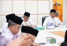 read news – Pemko Gesa Peningakatan Penggunaan Produk Dalam Negeri demi Tingkatkan Pertumbuhan Ekonomi Sekretaris Daerah Kota Batam, Jefridin, M.Pd (kedua dari kanan) memimpin jalannya Rapat Tim penerapan Peningakatan Penggunaan Produk Dalam Negeri (P3DN) P3DN terkait Evaluasi, Monitoring dan Pengawasan P3DN, di Kantor Wali Kota Batam, Selasa (2/5/2023). (foto : muhammad amin - batamtv.com)