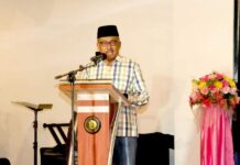 read news – Jefridin dan Marlin Agustina Hadiri Halal Bihalal Warga Batam Kota Jefridin, M.Pd dalam Halal Bihalal Bersama masyarakat se- Kecamatan Batam Kota, di Hotel Grand Sydney, Selasa (2/5/2023). Jefridin mengakal warga perkokoh kesatuan dan persatuan. (Foto : muhammad amin - batamtv.com)