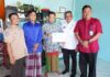 read news – Pasien Penderita Leukimia ini Dapat Uluran Bantuan dari Pemko Batam Setdako Batam, Jefridin (kedua dari kanan) saat menyerahkan bantuan untuk warga penderita kangker darah . (Foto : muhammad amin - batamtv.com)