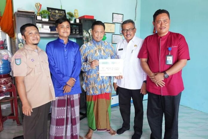 (Foto : muhammad amin - batamtv.com) Setdako Batam, Jefridin (kedua dari kanan) saat menyerahkan bantuan untuk warga penderita kangker darah . (Foto : muhammad amin - batamtv.com)