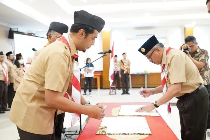 Sekretaris Daerah Kota Batam Jefridin (kanan) selaku Ketua Kwartir Cabang Gerakan Pramuka Kota Batam melantik Majelis Pembimbing Rintisan Satuan Karya Pramuka Pengawasan Obat dan Makanan (SAKA POM) Kwartir Cabang Gerakan Pramuka Kota Batam Masa Bakti 2023-2028, Jumat (05/05/2023) di Aula Kantor BPOM Batam. (Foto : abyaqsa ramadan - batamtv.com)