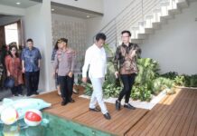 read news – Batam Bakal Miliki Kawasan Terintegrasi di Marina City Sekupang Walikota Batam , HM Rudi (kemeja putih) menyambut baik dengan pengembangan Opus Bay tersebut dan berharap dengan adanya Opus Bay ini, kawasan Marina ini dapat kembali hidup seperti dulu Kamis (4/5/2023). (Foto : abyaqsa ramadan - batamtv.com)