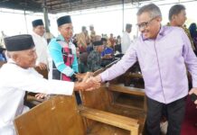 read news – Lembaga Kemasyarakatan Kelurahan Tiban Baru Gelar Silaturahmi dan Halal Bihalal Setdako Batam Jefridin saat menghadiri Acara Silaturahmi dan Halal Bihalal di Aula SMP Negeri 20 Batam, Minggu (7/5/2023). (Foto : abyaqsa ramadan - batamtv.com)