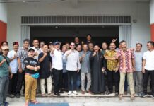 read news – Amsakar Achmad: Penggerak Utama Ekonomi Lokal adalah UMKM Wakil Walikota Batam Amsakar (tengah, kemeja putih , kacamatan hitam) saat menghadiri pembukaan Anjung Asam Pedas Melaka dan Nasi Kebuli Burhani di Ruko Permata Hijau, Batam Center, Senin (8/5/2023). (Foto : muhammad amin - batamtv.com)