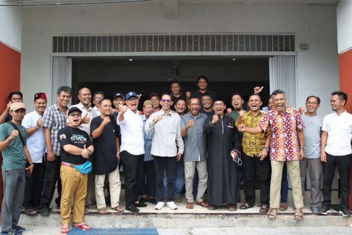 Wakil Walikota Batam Amsakar (tengah, kemeja putih , kacamatan hitam)  saat menghadiri pembukaan Anjung Asam Pedas Melaka dan Nasi Kebuli Burhani di Ruko Permata Hijau, Batam Center, Senin (8/5/2023). (Foto : muhammad amin - batamtv.com)