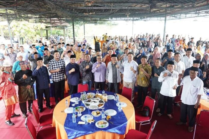 Setdako Batam Jefridin berada di tengah tengah  warga  Kecamatan Bulang. Mereka menyampaikan   dukungannya untuk pembangunan Kota Batam yang madani, modern dan sejahtera, Minggu (7/5/2023). (Foto : muhammad amin - batamtv.com)