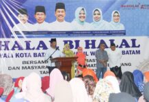read news – Warga Sekupang Gelar Halal Bihalal Bersama Walikota Batam Walikota Batam, HM Rudi saat menghadiri silaturahmi dan halal bihalal bersama warga Sekupang . (Foto : abyaqsa ramadan - batamtv.com)