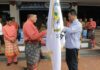 read news – Siap Berlaga di STQH Kepri, Kafilah Kota Batam Dilepas Walikota Pelepasan peserta STQH ini ditandai dengan penyerahan bendera STQ dari Wali Kota Batam HM Rudi (kanan) kepada Ketua Kafillah Kota Batam, H. Yusfa Hendri, Senin (08/05/2023). (Foto : muhammad amin - batamtv.com)