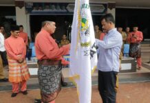read news – Siap Berlaga di STQH Kepri, Kafilah Kota Batam Dilepas Walikota Pelepasan peserta STQH ini ditandai dengan penyerahan bendera STQ dari Wali Kota Batam HM Rudi (kanan) kepada Ketua Kafillah Kota Batam, H. Yusfa Hendri, Senin (08/05/2023). (Foto : muhammad amin - batamtv.com)