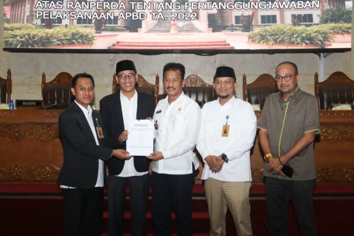 DPRD Kota Batam menggelar Rapat Paripurna yang berlangsung di Ruang Rapat Utama DPRD Batam, Rabu (10/5/2023). Hadir dikesempatan itu Walikota Batam , HM Rudi (tengah) .  Paripurna mengagendakan Pemaparan Ranperda Pelaksanaan APBD Kota Batam tahun 2022. (Foto : muhammad amin - batamtv.com)