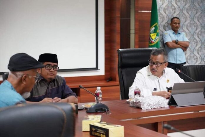 Setdako Batam  Batam , Jefridin (kanan) menggelar rapat kekeluargaan   di Lantai 4, Kantor Wali Kota Batam pada Rabu (10/5/2023) bersama Anggota DPRD Rohaizat. (Foto : muhammad amin batamtv.com)