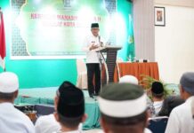read news – Walikota Batam Minta ke JCH Doakan Batam Aman dan Sejahtera Setdako Batam, Jefridin saat membuka kegiatan Pelaksanaan Bimbingan Manasik Haji bagi Jamaah Haji Reguler Tingkat Kota Batam Tahun 1444 H/2023 M di Aula Hotel PIH Batam Centre, Rabu (10/5/2023). (Foto : abyaqsa ramadan- batamtv.com)