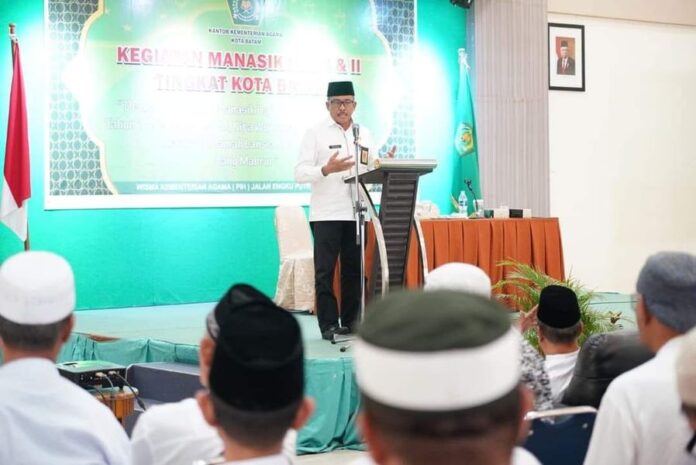 Setdako Batam, Jefridin  saat membuka kegiatan Pelaksanaan Bimbingan Manasik Haji bagi Jamaah Haji Reguler Tingkat Kota Batam Tahun 1444 H/2023 M di Aula Hotel PIH Batam Centre, Rabu (10/5/2023). (Foto : abyaqsa ramadan- batamtv.com)