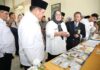 read news – Panitia Penyelenggaran Haji 2023 Dituntut Beri Pelayanan Prima Wagub Kepri Marlin Agustina (baju putih) saat di Gedung Aula Pusat Informasi Haji, Kota Batam, Senin (8/5) usai melantik Panitia Penyelenggaran Ibadah Haji (PPIH) Embarkasi Haji Tahun 1444 H / 2023 M. Usai melantik, Marlin juga melakukan Meal Test Presentation untuk jamaah calon Haji (JCH) Embarkasi Batam. (Foto : muhammad amin - batamtv.com)