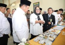 read news – Panitia Penyelenggaran Haji 2023 Dituntut Beri Pelayanan Prima Wagub Kepri Marlin Agustina (baju putih) saat di Gedung Aula Pusat Informasi Haji, Kota Batam, Senin (8/5) usai melantik Panitia Penyelenggaran Ibadah Haji (PPIH) Embarkasi Haji Tahun 1444 H / 2023 M. Usai melantik, Marlin juga melakukan Meal Test Presentation untuk jamaah calon Haji (JCH) Embarkasi Batam. (Foto : muhammad amin - batamtv.com)