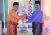 read news -Piala Bergilir STQH X Kepri Diserahterimakan dari Walikota Batam ke Bupati Karimun Penyerahan Piala bergilir dari Walikota Batam HM Rudi sebagai juara umum kepada Gubernur Kepri Ansar Ahmad selanjutnya diberikan ke Bupati Karimun, Aunur Rafiq, selaku tuan rumah STQH X tingkat Provinsi Kepri tahun 2023. (Foto : abdi perdana - batamtv.com)