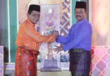 read news -Piala Bergilir STQH X Kepri Diserahterimakan dari Walikota Batam ke Bupati Karimun Penyerahan Piala bergilir dari Walikota Batam HM Rudi sebagai juara umum kepada Gubernur Kepri Ansar Ahmad selanjutnya diberikan ke Bupati Karimun, Aunur Rafiq, selaku tuan rumah STQH X tingkat Provinsi Kepri tahun 2023. (Foto : abdi perdana - batamtv.com)