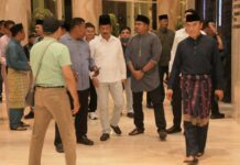read news – Pembangunan Infrastruktur Jalan Dukung Industri di Batam Walikota Batam, HM Rudi (kemeja putih panjang) saat hadir halal bihalal bersama masyarakat Lubuk Baja di Hotel Aston, Pelita, Selasa (9/5/2023). (Foto: abyaqsa ramadan- batamtv.com)