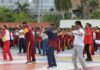 read news – Kekompakan Walikota Batam dan FKPD saat Olahraga Bersama Walikota Batam HM Rudi (kaus putih, kanan) mengikuti senam bersama Forkopimda Kepri dan Batam, Selasa (9/5/2023). Kegiatan olahraga bersama ini juga diikuti oleh personel TNI, Polri dan semua instansi pemerintah di daerah. (Foto : muhammad amin - batamtv.com)