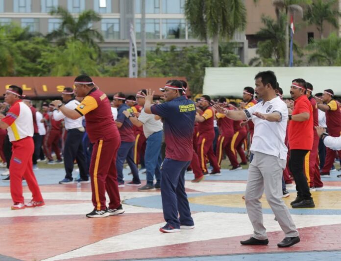 Walikota Batam HM Rudi (kaus putih, kanan)  mengikuti  senam bersama Forkopimda Kepri dan Batam, Selasa (9/5/2023). Kegiatan olahraga bersama ini juga diikuti oleh personel TNI, Polri dan semua instansi pemerintah di daerah. (Foto : muhammad amin - batamtv.com)