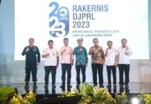 read news – HM Rudi: Banyak Pertemuan Nasional di Batam, Angkat Ekonomi Daerah Walikota Batam HM Rudi (Ketiga dari kiri) saat menghadiari undangan Rakernis DJPRL 2023 dibuka langsung oleh Menteri Kelautan dan Perikanan (KKP), Sakti Wahyu Trenggono, di Batam, Rabu (10/5/2023) malam. (Foto : muhammad amin - batamtv.com )