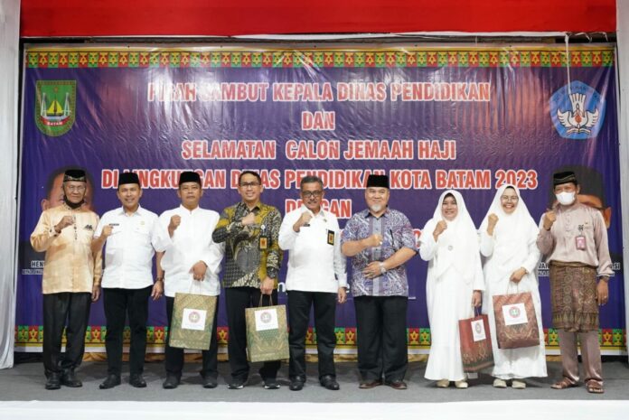 Pisah Sambut Kepala Dinas Pendidikan Kota Batam, dilangsungkan di Golden Prawn, Bengkong, Selasa (16/5/2023). Acara pisah sambut ini disejalankan dengan selamatan Calon Jamaah Haji (CJH) di lingkungan Dinas Pendidikan Kota Batam. (Foto : abyaqsa ramadan - batamtv.com)
