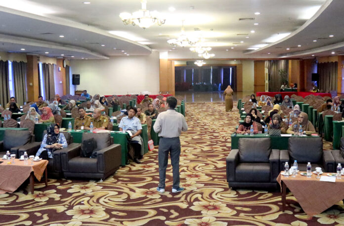 Sudirman Latief, SE, Fasilitator Provinsi Kepulauan Riau, menjadi narasumber Sosialisasi Gugus Tugas Kecamatan dan Kelurahan Layak Anak di Hotel Golden View pada (16/5/2023).   (Foto : muhammad amin - batamtv.com)