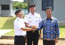 read news – Pengukuhan Kepala Pangkalan Bakamla Baru di Batam Walikota Batam, HM Rudi (kanan) saat menghadiri upacara penetapan Kepala Bakamla yang baru. (Foto : abyaqsa ramadan - batamtv.com)