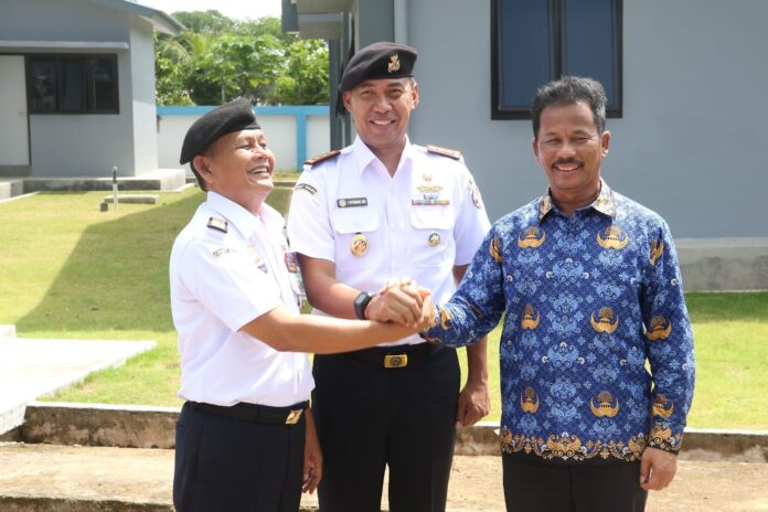 Walikota Batam, HM Rudi (kanan) saat menghadiri upacara penetapan Kepala Bakamla yang baru. (Foto : abyaqsa ramadan - batamtv.com)