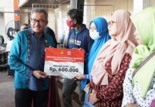 read news – Alhamdulillah, Bansos Triwulan Kedua Disalurkan ke KPM di Batam Setdako Batam Jefridin menyebutkan mengatakan bansos triwulan ke2 diperuntukkan bagi 44.041 keluarga penerima manfaat (KPM). Kemensos menyalurkan dana Rp12.850.200.000,- untuk 64.251 KPM di Kota Batam. (Foto : abyaqsa ramadan - batamtv.com)