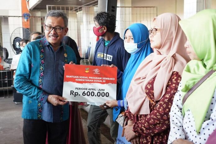 Setdako Batam Jefridin menyebutkan mengatakan bansos triwulan ke2 diperuntukkan bagi 44.041 keluarga penerima manfaat (KPM). Kemensos menyalurkan dana Rp12.850.200.000,- untuk 64.251 KPM di Kota Batam. (Foto : abyaqsa ramadan - batamtv.com)