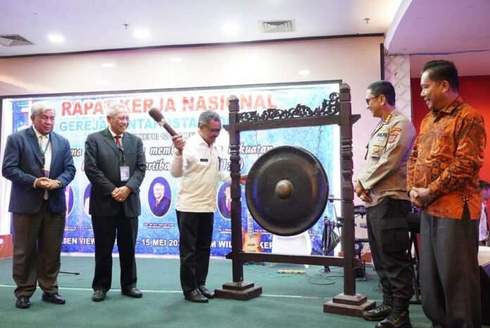(Foto : abyaqsa ramadan - batamtv.com) Sekretaris Daerah (Sekda) Batam, Jefridin Hamid (pukul gong) mewakili Wali Kota Batam, Muhammad Rudi.Rakernas membuka Rakernas yang digelar 12-15 Mei 2023 . (Foto : abyaqsa ramadan - batamtv.com)