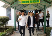 read news – Walikota Batam Sambut Kedatangan Komisi VIII DPR RI di Batam Walikota Batam HM Rudi (kiri) , saat menyambut kedatangan Anggota Komisi 8 DPR RI di Batam. (Foto : muhammad amin - batamtv.com)