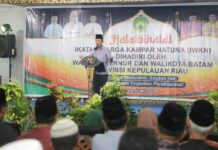 read news – Rudi Tebar Kesuksesan Pembangunan Batam, Ingin Daerah se-Kepri Ikut Merasakan Walikota Batam HM Rudi saat menghadiri Halal Bibahalal Ikatan Warga Kampar Natuna di Ranai bersama Wakil Gubernur Kepri, Marlin Agustina, Jumat (12/5/2023). (Foto : abdi perdana - batamtv.com)