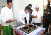 read news – Wah, Warga Batam Bisa Nikmati Kolam Renang Baru di Botania Wali Kota Batam, Muhammad Rudi, menandatangani prasasti saat meresmikan Kolam Renang di Botania, Minggu (14/5/2023). (Foto : muhammad amin - batamtv.com)