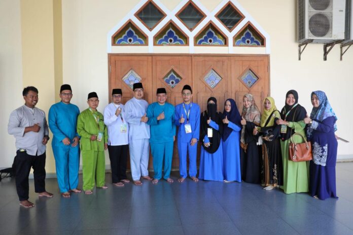 Para kafilah dari Batam yang mengikuti Final Seleksi Tilawatil Qur’an dan Hadist (STQH) Ke-X Tingkat Provinsi Kepulauan Riau, di Kabupaten Tanjungbalai Karimun, kembali memimpin Cabang Hifzil Qur’an Golongan 30 Juz putra putri . (Foto : abdi perdana - batamtv.com)