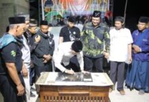 read nes – Amsakar Achmad Hadiri Peresmian Masjid Jami’ Al Hidayah di Kampung Tua Sei Binti Wakil Walikota Batam, Amsakar Achmad saat menandatangani prasasti Peresmian Masjid Jami’ Al Hidayah di Kampung Tua Sei Binti Kecamatan Sagulung Sabtu (13/5/2023) malam. (Foto : abyaqsa ramadan - batamtv.com)