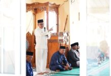 read news – Masyarakat Kelurahan Ngenang berhalal Bihalal dengan Jefridin Setdako Batam, Jefridin (berdiri) saat menghadiri Halal Bihalal tingkat Kelurahan Ngenang, digelar di Masjid Jami’ At-Taubah, Jumat (19/5/2023). (Foto : muhammad amin - batamtv.com)