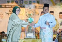 read news – Penutupan STQH X, Marlin Agustina: Persiapkan Diri Menuju STQH Nasional di Jambi Wagub Kepri, Marlin Agustina Rudi, saat menyerahkan Piala Bergilir kepada Walikota Batam HM Rudi sebagai Pimpinan Kota Batam yang keluar sebagai juara umum. (Foto : abdi perdana - batamtv.com)