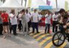 read news – Bangkitkan Pariwisata, Kota Batam Sukses Gelar Triathlon 2023 Para peserta Triatlon Batam 2023 dilepas oleh Walikota Batam HM Rudi (mengepal tangan kanan). (Foto : muhammad amin - batamtv.com)